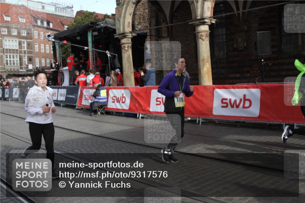 05.10.2025 - 20. swb-Marathon Bremen Yannick Fuchs http://msf.ph/oto/9317576 05.10.2025 11:06:23 Ziel 9205, 9228, 9523, 10152, 10243, 10374, 10404, 11169, 11233 meine-sportfotos.de