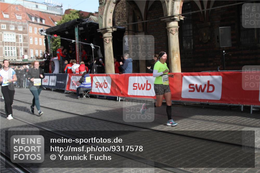 05.10.2025 - 20. swb-Marathon Bremen Yannick Fuchs http://msf.ph/oto/9317578 05.10.2025 11:06:28 Ziel 9764, 10611, 10640, 11195, 11233, 11485 meine-sportfotos.de
