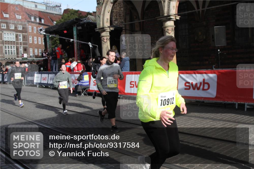 05.10.2025 - 20. swb-Marathon Bremen Yannick Fuchs http://msf.ph/oto/9317584 05.10.2025 11:06:35 Ziel 9998, 10699, 10732, 10912, 11143, 11270, 11365 meine-sportfotos.de