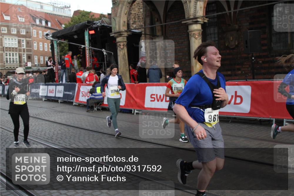 05.10.2025 - 20. swb-Marathon Bremen Yannick Fuchs http://msf.ph/oto/9317592 05.10.2025 11:06:44 Ziel 9357, 9619, 10239, 11027, 11605, 11721, 11746, 11747 meine-sportfotos.de