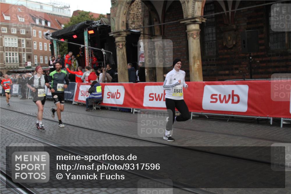 05.10.2025 - 20. swb-Marathon Bremen Yannick Fuchs http://msf.ph/oto/9317596 05.10.2025 11:06:51 Ziel 9605, 9826, 10001, 10148, 10168, 10498, 10747, 10748, 10937, 11414, 11565 meine-sportfotos.de