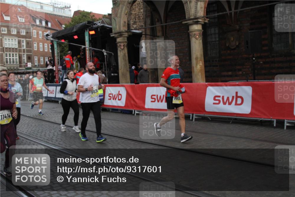 05.10.2025 - 20. swb-Marathon Bremen Yannick Fuchs http://msf.ph/oto/9317601 05.10.2025 11:06:55 Ziel 8574, 9321, 9605, 9826, 9942, 9976, 10148, 10168, 10580, 11355, 11389, 11414, 11497 meine-sportfotos.de