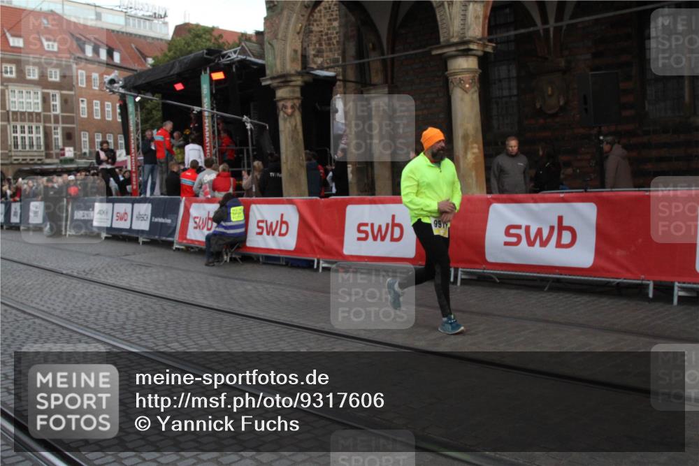 05.10.2025 - 20. swb-Marathon Bremen Yannick Fuchs http://msf.ph/oto/9317606 05.10.2025 11:06:59 Ziel 8574, 9942, 9976, 11622 meine-sportfotos.de