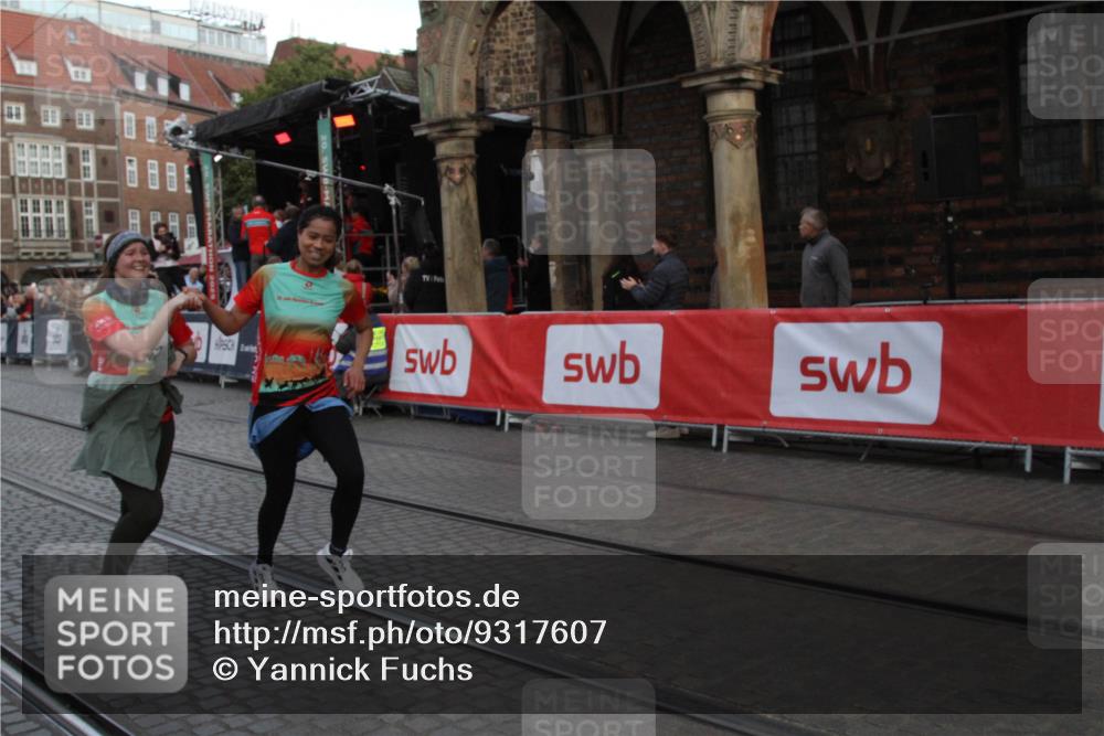 05.10.2025 - 20. swb-Marathon Bremen Yannick Fuchs http://msf.ph/oto/9317607 05.10.2025 11:07:02 Ziel 10396, 11131, 11622 meine-sportfotos.de