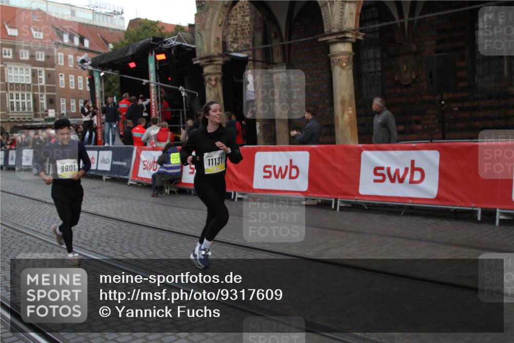 05.10.2025 - 20. swb-Marathon Bremen Yannick Fuchs http://msf.ph/oto/9317609 05.10.2025 11:07:07 Ziel 9901, 10788, 11131, 11709 meine-sportfotos.de