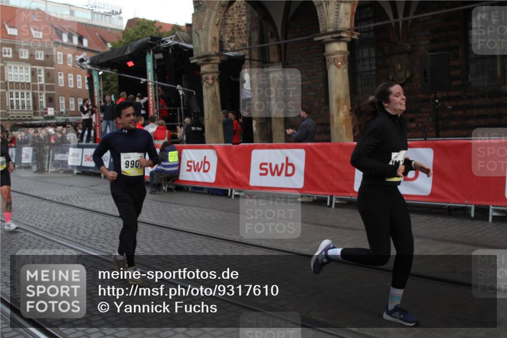 05.10.2025 - 20. swb-Marathon Bremen Yannick Fuchs http://msf.ph/oto/9317610 05.10.2025 11:07:08 Ziel 9890, 9901, 10193, 10788, 10991, 11131, 11709 meine-sportfotos.de