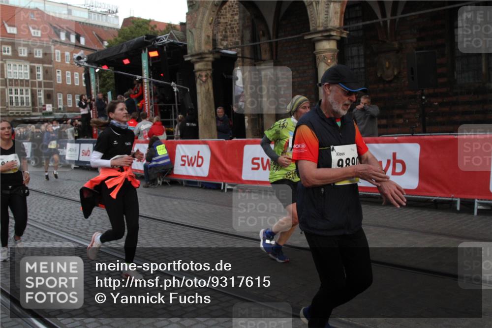 05.10.2025 - 20. swb-Marathon Bremen Yannick Fuchs http://msf.ph/oto/9317615 05.10.2025 11:07:13 Ziel 9265, 9491, 9877, 9890, 10193, 10371, 10991 meine-sportfotos.de
