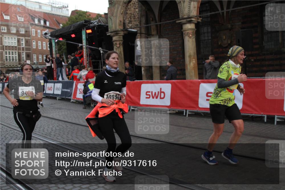 05.10.2025 - 20. swb-Marathon Bremen Yannick Fuchs http://msf.ph/oto/9317616 05.10.2025 11:07:14 Ziel 9265, 9491, 9702, 9877, 9890, 10193, 10371, 10991 meine-sportfotos.de