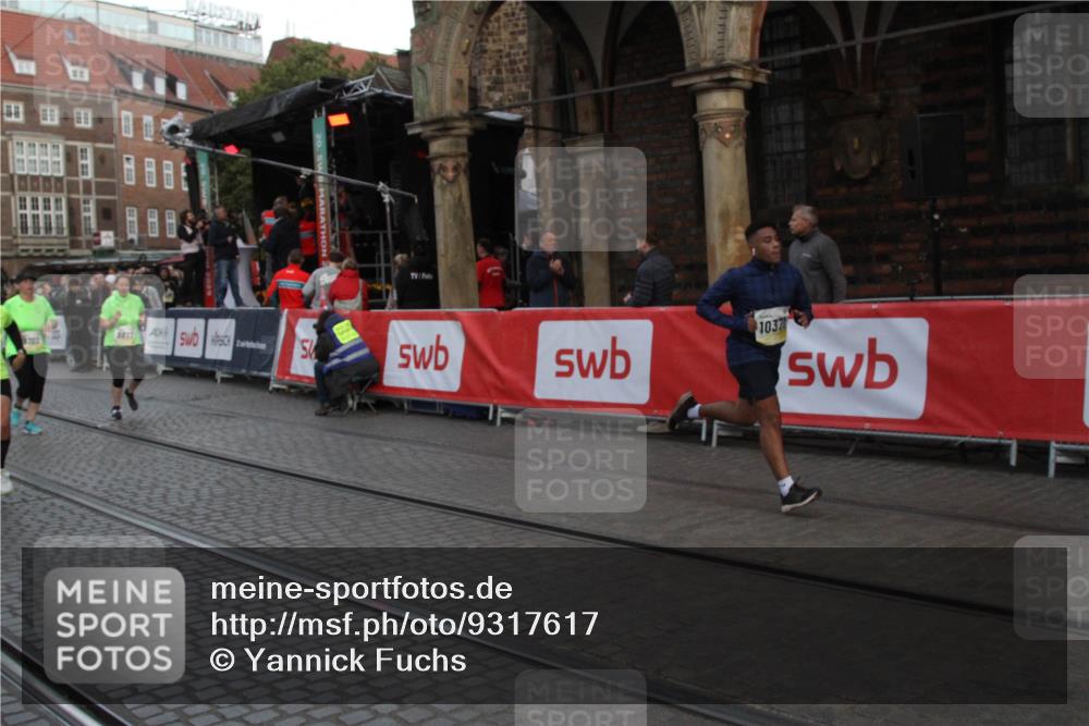 05.10.2025 - 20. swb-Marathon Bremen Yannick Fuchs http://msf.ph/oto/9317617 05.10.2025 11:07:16 Ziel 9265, 9702, 9877, 10371, 10902 meine-sportfotos.de