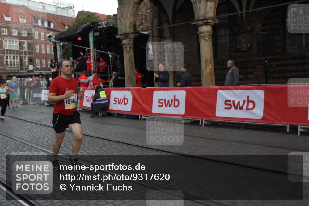 05.10.2025 - 20. swb-Marathon Bremen Yannick Fuchs http://msf.ph/oto/9317620 05.10.2025 11:07:20 Ziel 9217, 9702, 9757, 10632, 10824, 10902, 11329, 11477 meine-sportfotos.de