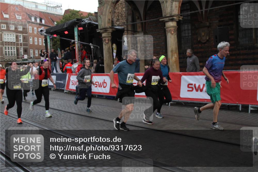 05.10.2025 - 20. swb-Marathon Bremen Yannick Fuchs http://msf.ph/oto/9317623 05.10.2025 11:07:24 Ziel 7779, 9180, 9217, 9334, 9628, 9757, 10286, 10330, 10332, 10582, 10632, 10824, 10836, 11122, 11258, 11329, 11477 meine-sportfotos.de
