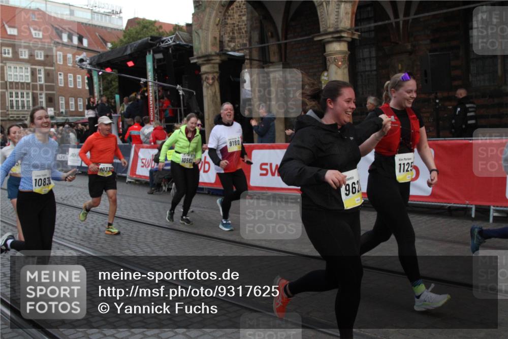 05.10.2025 - 20. swb-Marathon Bremen Yannick Fuchs http://msf.ph/oto/9317625 05.10.2025 11:07:26 Ziel 7779, 9180, 9334, 9628, 10286, 10330, 10332, 10582, 10824, 10836, 11122, 11258, 11329 meine-sportfotos.de