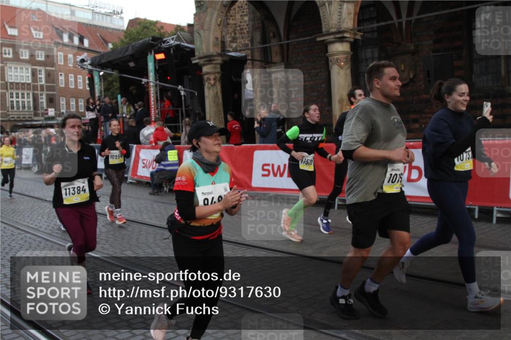 05.10.2025 - 20. swb-Marathon Bremen Yannick Fuchs http://msf.ph/oto/9317630 05.10.2025 11:07:33 Ziel 9483, 9780, 10037, 10160, 10223, 10737, 10776, 10854, 11159, 11262, 11384, 11529, 11584 meine-sportfotos.de