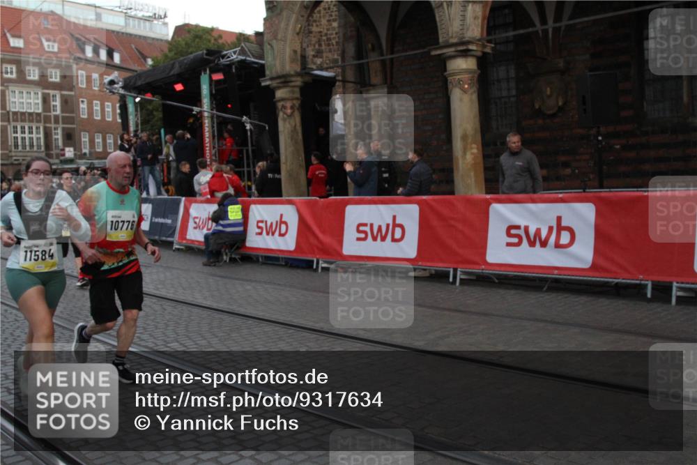 05.10.2025 - 20. swb-Marathon Bremen Yannick Fuchs http://msf.ph/oto/9317634 05.10.2025 11:07:38 Ziel 9306, 10585, 10650, 10749, 10776, 11584 meine-sportfotos.de
