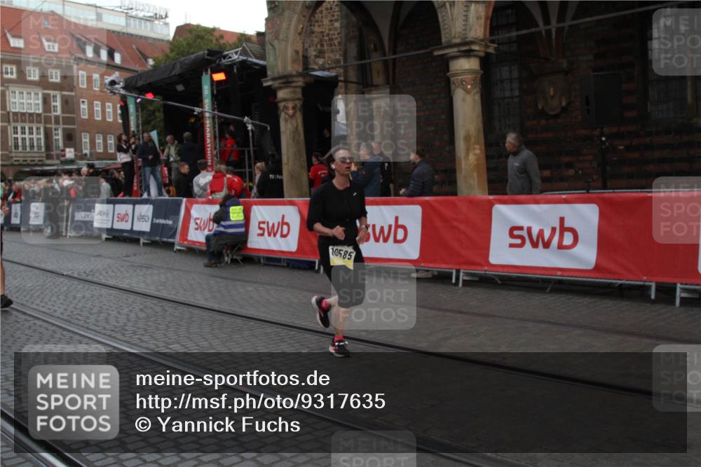 05.10.2025 - 20. swb-Marathon Bremen Yannick Fuchs http://msf.ph/oto/9317635 05.10.2025 11:07:39 Ziel 9306, 10585, 10650, 10749, 10776, 11584 meine-sportfotos.de