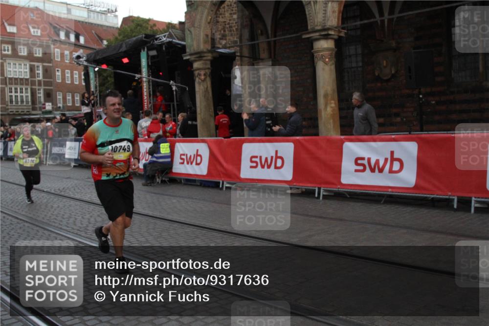 05.10.2025 - 20. swb-Marathon Bremen Yannick Fuchs http://msf.ph/oto/9317636 05.10.2025 11:07:41 Ziel 9306, 10585, 10650, 10749 meine-sportfotos.de
