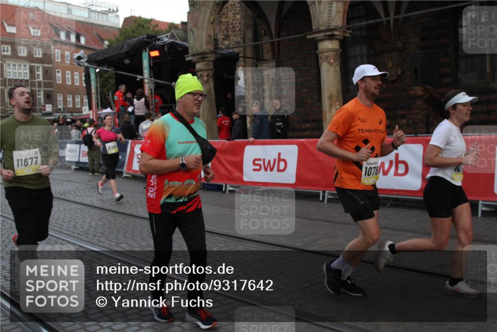 05.10.2025 - 20. swb-Marathon Bremen Yannick Fuchs http://msf.ph/oto/9317642 05.10.2025 11:08:04 Ziel 8123, 10365, 10706, 10782, 10783, 11490, 11677 meine-sportfotos.de