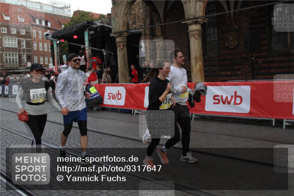 05.10.2025 - 20. swb-Marathon Bremen Yannick Fuchs http://msf.ph/oto/9317647 05.10.2025 11:08:14 Ziel 9599, 9617, 9874, 10125, 10866, 11309 meine-sportfotos.de