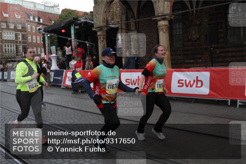 05.10.2025 - 20. swb-Marathon Bremen Yannick Fuchs http://msf.ph/oto/9317650 05.10.2025 11:08:20 Ziel 9401, 9519, 10132, 11019, 11097, 11232, 11670, 11671 meine-sportfotos.de
