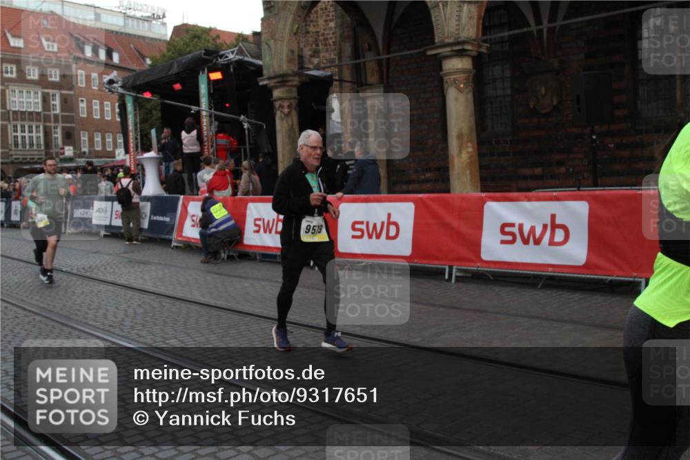 05.10.2025 - 20. swb-Marathon Bremen Yannick Fuchs http://msf.ph/oto/9317651 05.10.2025 11:08:22 Ziel 9353, 9401, 9519, 10132, 11097, 11232, 11671 meine-sportfotos.de