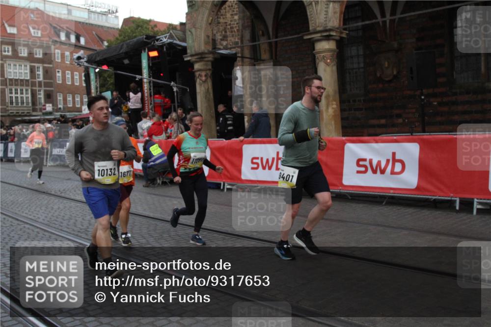05.10.2025 - 20. swb-Marathon Bremen Yannick Fuchs http://msf.ph/oto/9317653 05.10.2025 11:08:24 Ziel 9353, 9401, 10132, 11097, 11671 meine-sportfotos.de