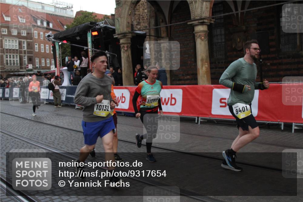 05.10.2025 - 20. swb-Marathon Bremen Yannick Fuchs http://msf.ph/oto/9317654 05.10.2025 11:08:25 Ziel 9186, 9353, 9401, 10132, 11097, 11671 meine-sportfotos.de