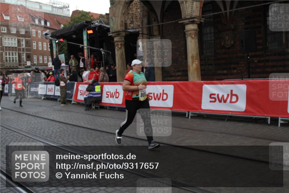 05.10.2025 - 20. swb-Marathon Bremen Yannick Fuchs http://msf.ph/oto/9317657 05.10.2025 11:08:33 Ziel 9235, 9481, 9552, 10859 meine-sportfotos.de