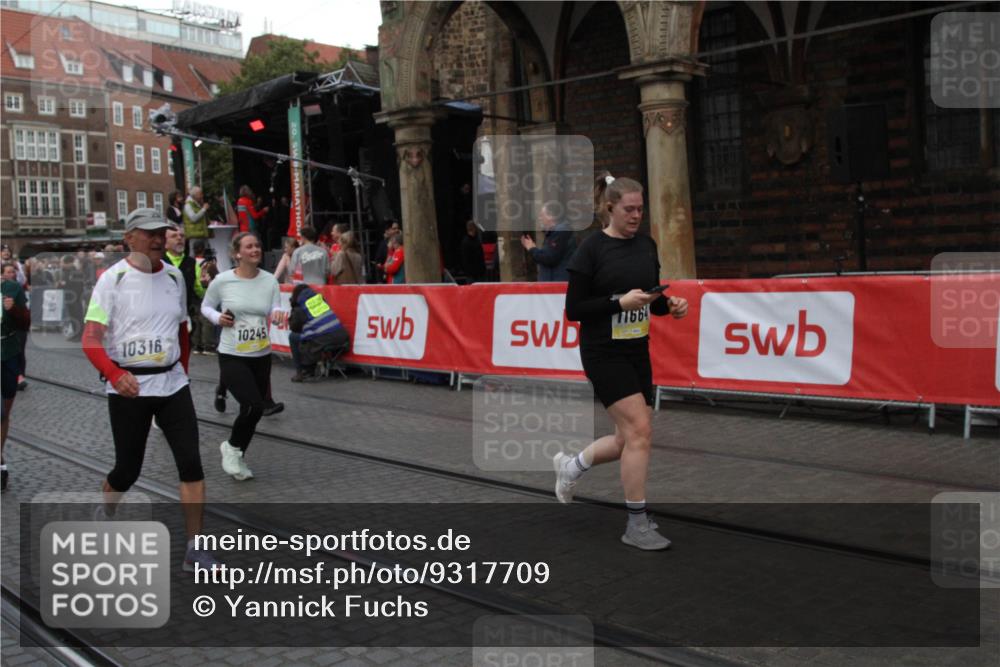 05.10.2025 - 20. swb-Marathon Bremen Yannick Fuchs http://msf.ph/oto/9317709 05.10.2025 11:09:45 Ziel 9001, 9538, 9731, 9732, 9887, 10245, 10316, 10672, 10881, 10886, 11407, 11654, 11655, 11664 meine-sportfotos.de