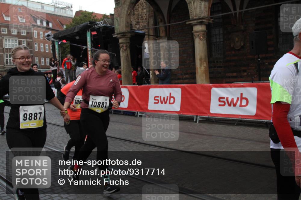 05.10.2025 - 20. swb-Marathon Bremen Yannick Fuchs http://msf.ph/oto/9317714 05.10.2025 11:09:48 Ziel 9001, 9538, 9731, 9732, 9887, 10316, 10412, 10672, 10881, 10886, 11206, 11654, 11655 meine-sportfotos.de