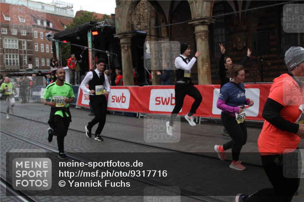 05.10.2025 - 20. swb-Marathon Bremen Yannick Fuchs http://msf.ph/oto/9317716 05.10.2025 11:09:49 Ziel 9001, 9538, 9887, 10316, 10412, 10672, 10881, 10886, 11206, 11654, 11655 meine-sportfotos.de