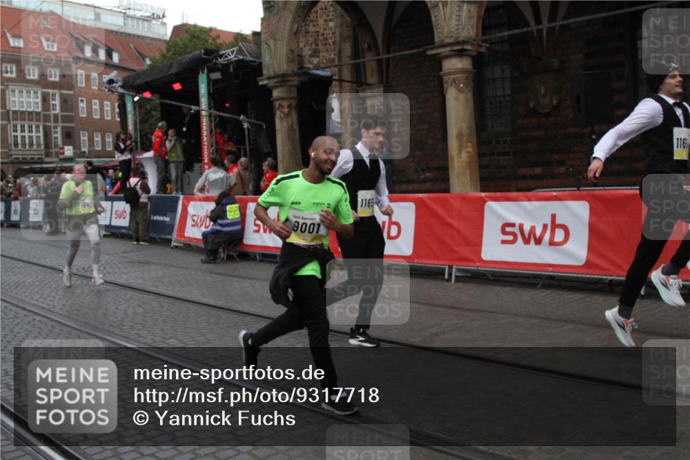 05.10.2025 - 20. swb-Marathon Bremen Yannick Fuchs http://msf.ph/oto/9317718 05.10.2025 11:09:50 Ziel 9001, 9538, 10412, 10886, 11206, 11654, 11655 meine-sportfotos.de