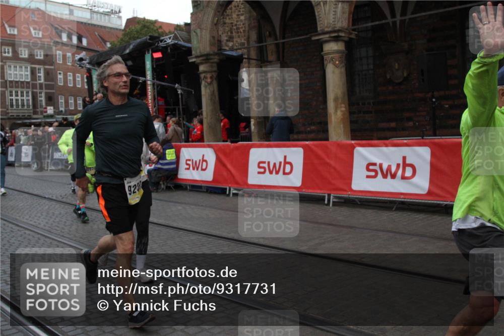 05.10.2025 - 20. swb-Marathon Bremen Yannick Fuchs http://msf.ph/oto/9317731 05.10.2025 11:10:06 Ziel 9288, 9554, 9561, 10383, 10435, 10515, 10659, 10885, 10969, 11401, 11405, 11634 meine-sportfotos.de