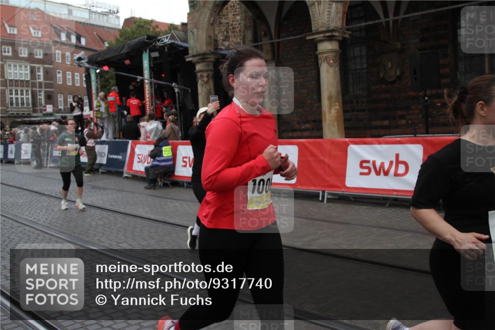 05.10.2025 - 20. swb-Marathon Bremen Yannick Fuchs http://msf.ph/oto/9317740 05.10.2025 11:10:18 Ziel 9806, 10082, 11204, 11261, 11333 meine-sportfotos.de