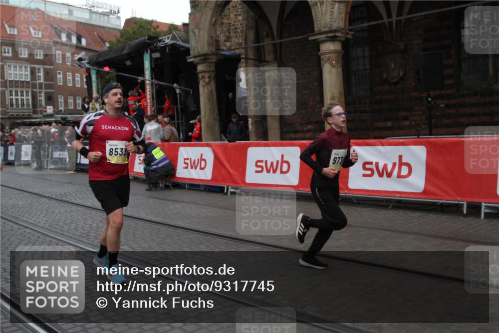 05.10.2025 - 20. swb-Marathon Bremen Yannick Fuchs http://msf.ph/oto/9317745 05.10.2025 11:10:25 Ziel 8533, 9734, 10189, 10280, 11388 meine-sportfotos.de