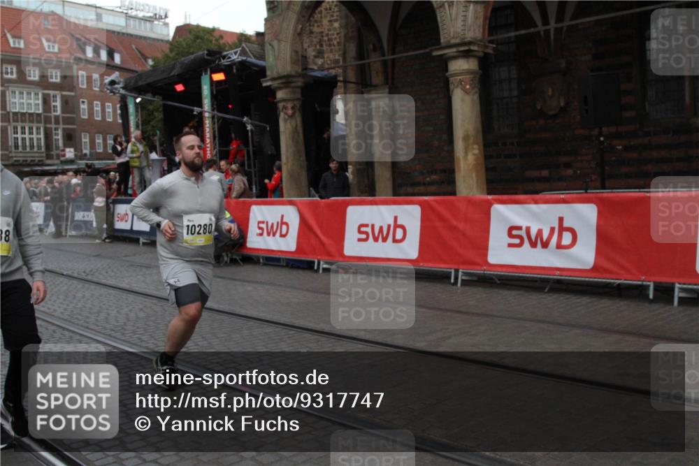 05.10.2025 - 20. swb-Marathon Bremen Yannick Fuchs http://msf.ph/oto/9317747 05.10.2025 11:10:27 Ziel 8225, 9895, 10280, 10288, 10552, 11388 meine-sportfotos.de