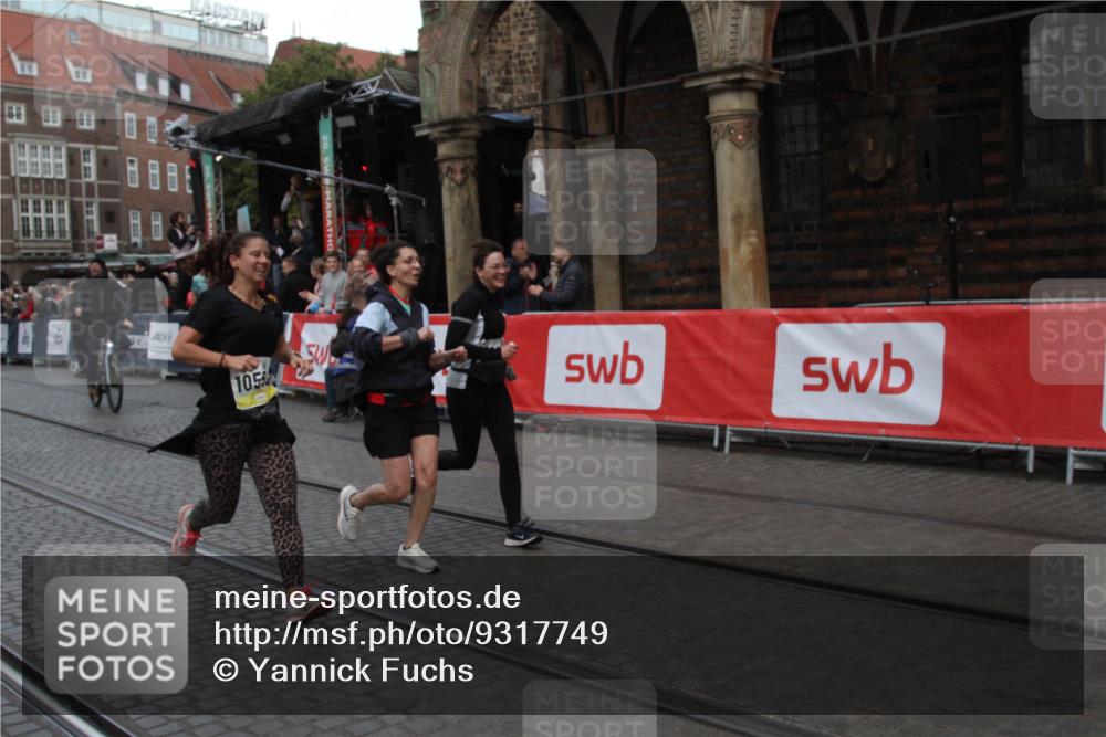 05.10.2025 - 20. swb-Marathon Bremen Yannick Fuchs http://msf.ph/oto/9317749 05.10.2025 11:10:32 Ziel 8225, 9895, 10288, 10440, 10441, 10552, 10980 meine-sportfotos.de
