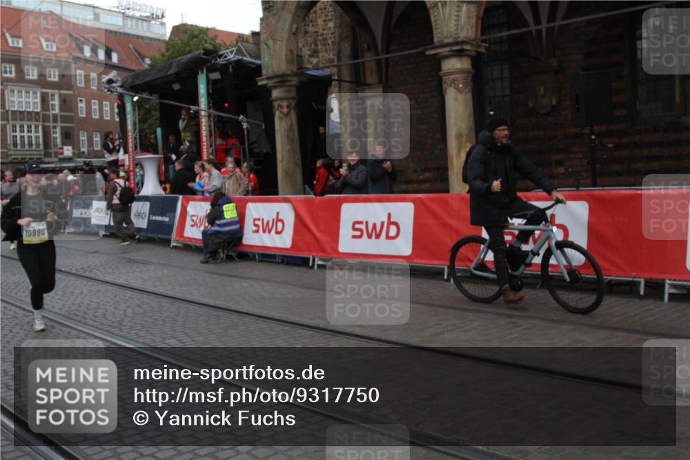 05.10.2025 - 20. swb-Marathon Bremen Yannick Fuchs http://msf.ph/oto/9317750 05.10.2025 11:10:35 Ziel 10146, 10440, 10441, 10442, 10980, 11342 meine-sportfotos.de