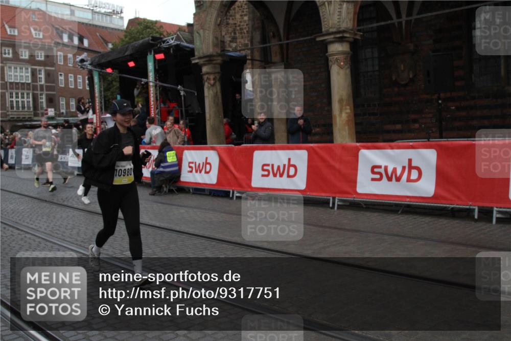 05.10.2025 - 20. swb-Marathon Bremen Yannick Fuchs http://msf.ph/oto/9317751 05.10.2025 11:10:36 Ziel 10146, 10440, 10441, 10442, 10980, 11342 meine-sportfotos.de