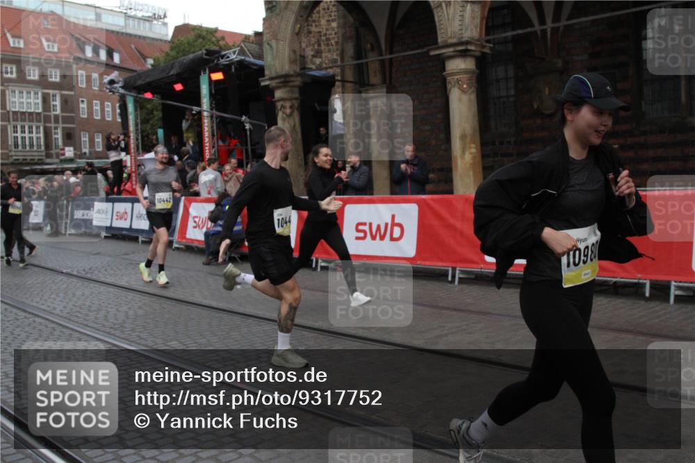 05.10.2025 - 20. swb-Marathon Bremen Yannick Fuchs http://msf.ph/oto/9317752 05.10.2025 11:10:37 Ziel 10146, 10440, 10441, 10442, 10980, 11342 meine-sportfotos.de