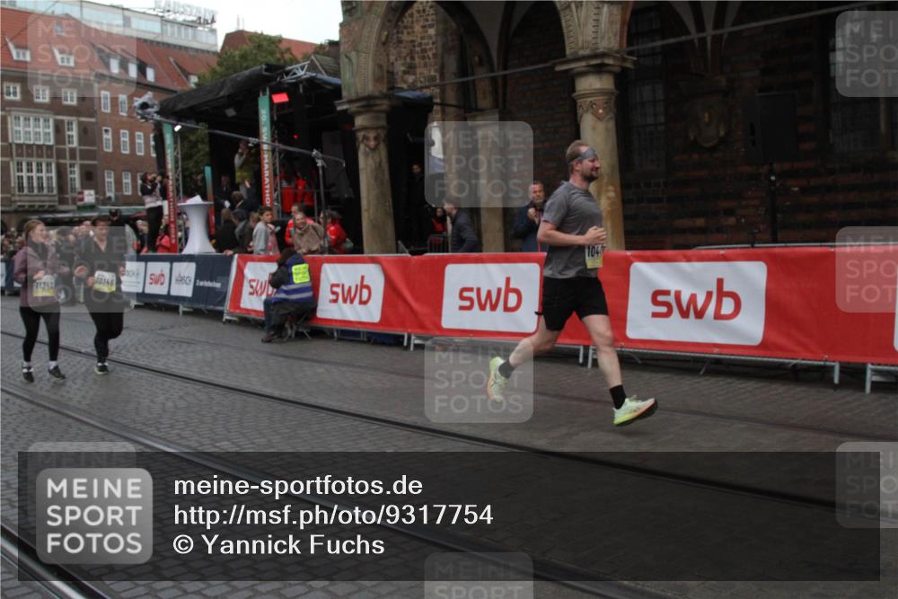 05.10.2025 - 20. swb-Marathon Bremen Yannick Fuchs http://msf.ph/oto/9317754 05.10.2025 11:10:38 Ziel 10146, 10440, 10441, 10442, 10980, 11240, 11342 meine-sportfotos.de