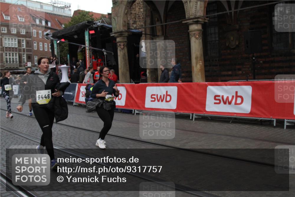 05.10.2025 - 20. swb-Marathon Bremen Yannick Fuchs http://msf.ph/oto/9317757 05.10.2025 11:10:45 Ziel 9446, 9572, 9804, 10665, 10962, 11157 meine-sportfotos.de