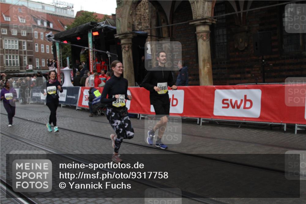 05.10.2025 - 20. swb-Marathon Bremen Yannick Fuchs http://msf.ph/oto/9317758 05.10.2025 11:10:47 Ziel 9572, 9804, 10665, 10962, 11157 meine-sportfotos.de