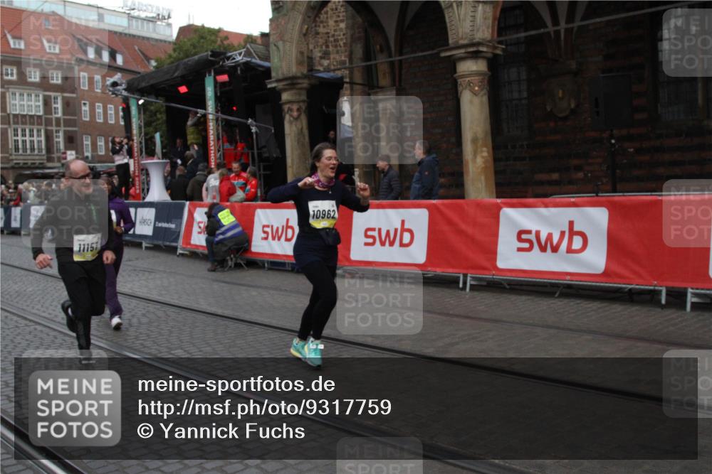 05.10.2025 - 20. swb-Marathon Bremen Yannick Fuchs http://msf.ph/oto/9317759 05.10.2025 11:10:48 Ziel 9572, 9804, 10665, 10962, 11157 meine-sportfotos.de