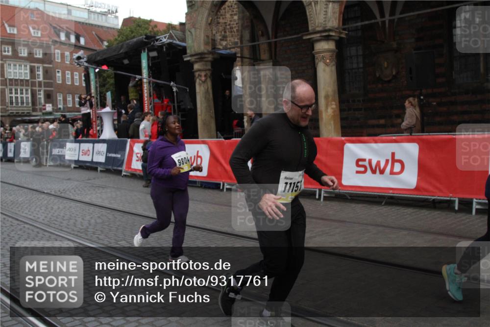 05.10.2025 - 20. swb-Marathon Bremen Yannick Fuchs http://msf.ph/oto/9317761 05.10.2025 11:10:50 Ziel 9804, 10861, 10962, 11157, 11161 meine-sportfotos.de