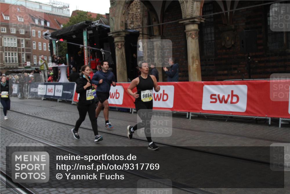 05.10.2025 - 20. swb-Marathon Bremen Yannick Fuchs http://msf.ph/oto/9317769 05.10.2025 11:11:12 Ziel 8865, 9245, 9664, 9822, 9823, 9836, 9837, 9948, 11257 meine-sportfotos.de