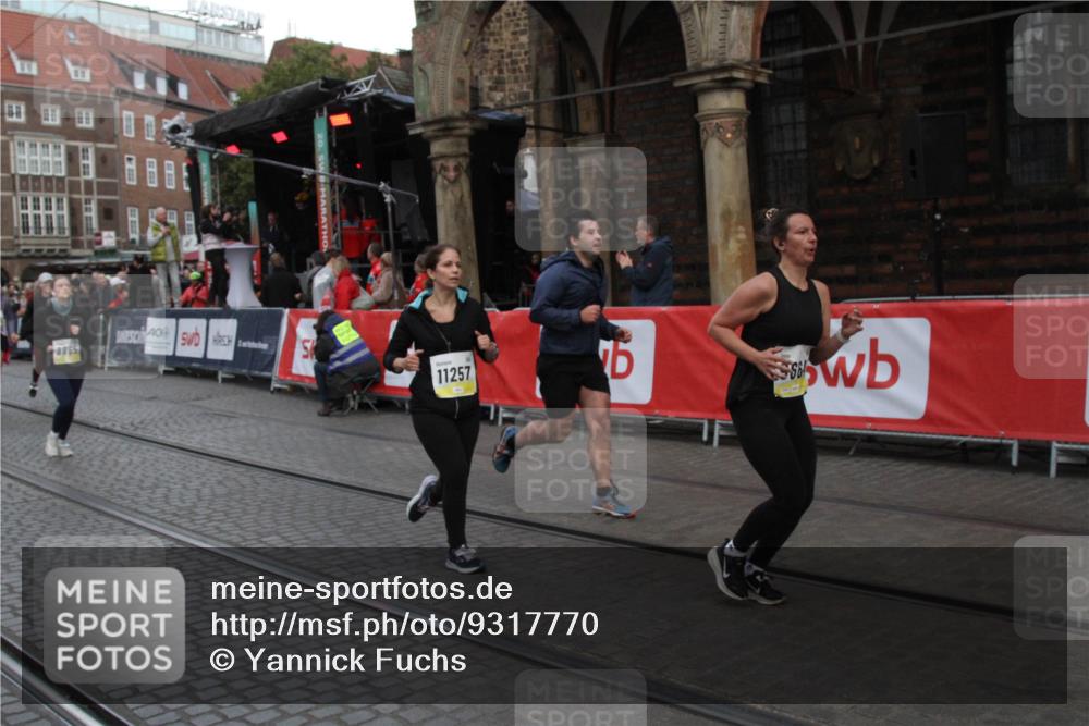 05.10.2025 - 20. swb-Marathon Bremen Yannick Fuchs http://msf.ph/oto/9317770 05.10.2025 11:11:13 Ziel 8865, 9245, 9664, 9822, 9823, 9836, 9837, 9948, 11257, 11580 meine-sportfotos.de