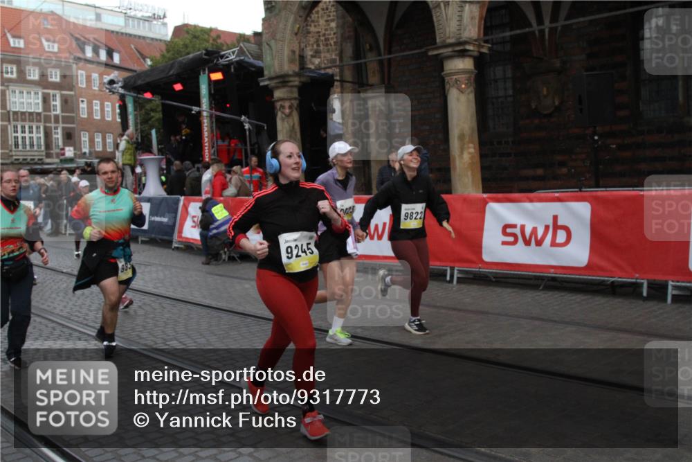 05.10.2025 - 20. swb-Marathon Bremen Yannick Fuchs http://msf.ph/oto/9317773 05.10.2025 11:11:16 Ziel 8865, 9245, 9264, 9273, 9822, 9823, 9836, 9837, 10614, 11158, 11580 meine-sportfotos.de