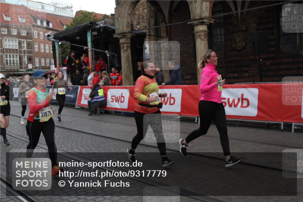 05.10.2025 - 20. swb-Marathon Bremen Yannick Fuchs http://msf.ph/oto/9317779 05.10.2025 11:11:21 Ziel 9011, 9264, 9386, 9479, 10183, 10614, 11158, 11568, 11578 meine-sportfotos.de