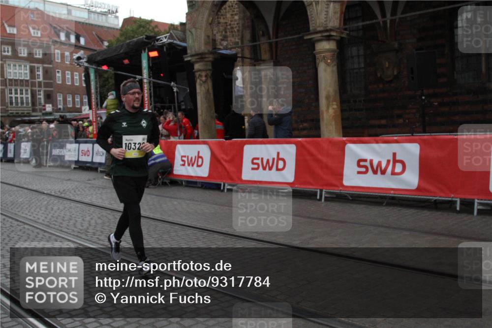 05.10.2025 - 20. swb-Marathon Bremen Yannick Fuchs http://msf.ph/oto/9317784 05.10.2025 11:11:36 Ziel 10320, 11030 meine-sportfotos.de