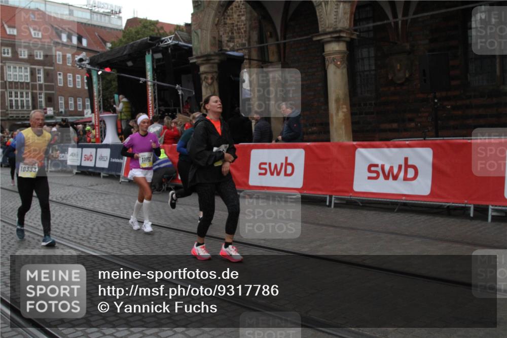 05.10.2025 - 20. swb-Marathon Bremen Yannick Fuchs http://msf.ph/oto/9317786 05.10.2025 11:11:41 Ziel 9453, 10058, 10264, 10333, 11191 meine-sportfotos.de